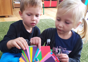 Dzieci losują kolorowe karty